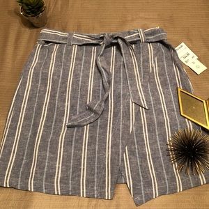 Linen skirt with asymmetrical front slit